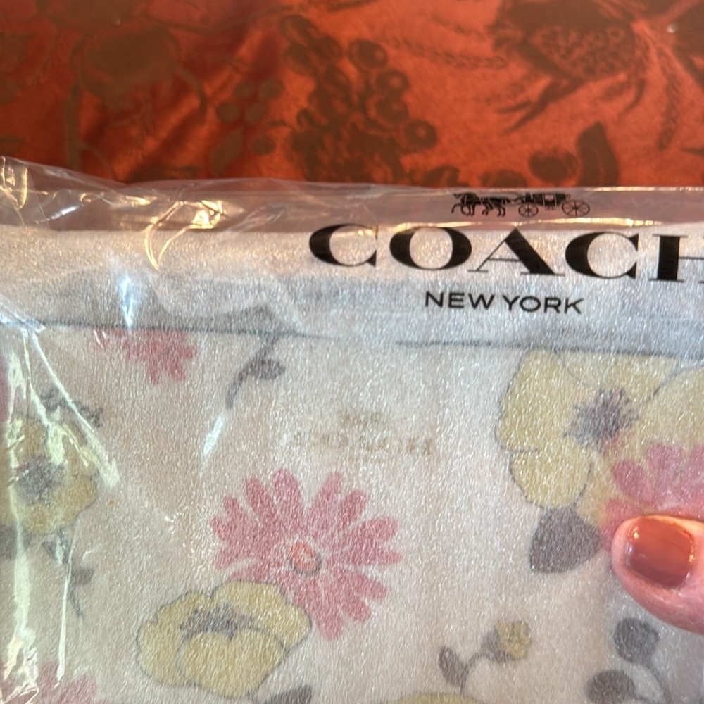 Coach Floral Print Women's Corner Zip NWT - Picture 10 of 10